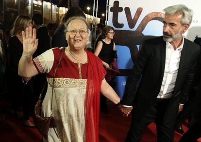 Anna Ferrer, la viuda de Vicente Ferrer, e Imanol Arias, en el festival de cine de San Sebastián. 