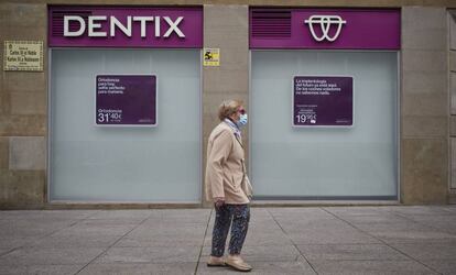 Una mujer pasea frente a una clínica de Dentix en Pamplona.