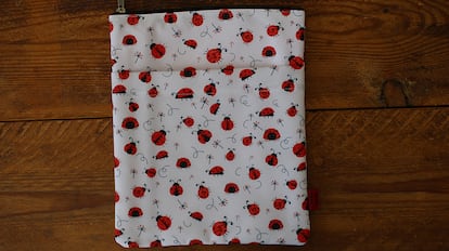 funda confeccionada en tela resistente a líquidos y al desgaste por el paso del tiempo.