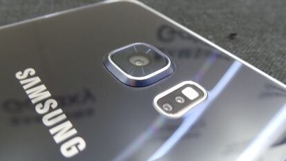 La cámara es de 16 MP y con una frontal de 8 MP, como el Note 5, pero la carcasa se puede apreciar como es plana.