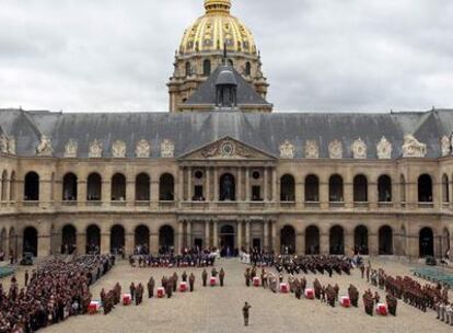 Vista general del monumento de Los Inválidos de París, donde el Gobierno francés ha rendido un homenaje a las víctimas francesas del ataque suicida en Afganistán del lunes pasado.