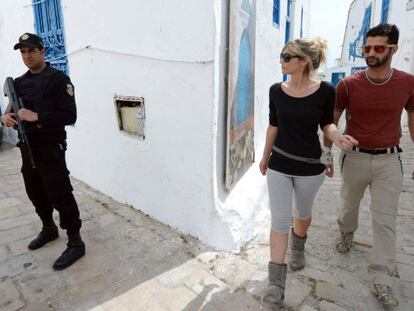 Una pareja de turistas pasea por Sidi Bou Said.