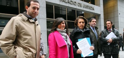Marisa Arrúe sostiene en sus manos la denuncia contra el alcalde de Getxo.