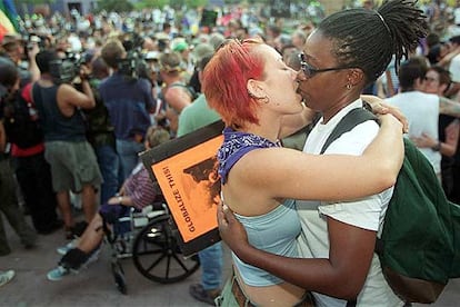 Dos mujeres se besan durante un desfile celebrado en Los Ángeles en el año 2000.