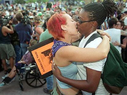 Dos mujeres se besan durante un desfile celebrado en Los Ángeles en el año 2000.