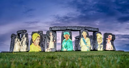 Una proyección de imágenes de Isabel II, cada una por una década de su reinado, sobre las piedras de Stonehenge.