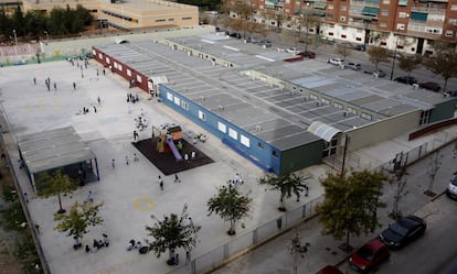 El colegio 103 de Valencia, montado íntegramente con barracones.