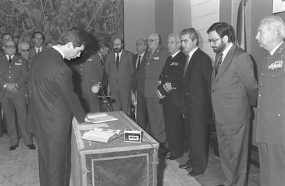 El nuevo director general de Personal del Ministerio de Defensa, José Enrique Serrano, toma posesión de su cargo en la sede del Ministerio ante el titular del Departamento, Narcís Serra en el año 1987.