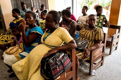 Mujeres sentadas en la sala de espera del hospital de New Tafo, en el este de Ghana, en abril de 2023.