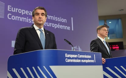 El vicepresidente de la Comisión Europea, Raffaele Fitto, y el comisario de Economía, Valdis Dombrovskis.