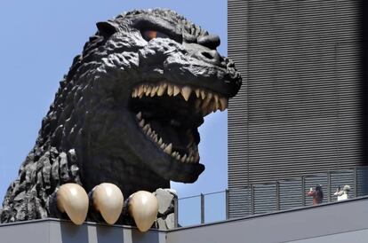 La gente se toma fotos con el monstruo en Tokyo.