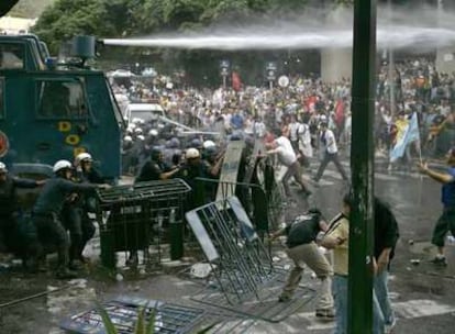 La policía antidisturbios dispersa una protesta a favor de la cadena RCTV ante la Comisión Nacional de Telecomunicaciones ayer en Caracas.