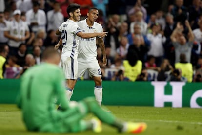 El centrocampista Marco Asensio (i) celebra su gol, tercero del equipo blanco frente al Legia de Varsovia.