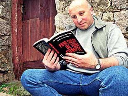 Santoni lee un ejemplar de un libro crítico con el nacionalismo corso escrito por él y Jean-Michel Rossi.
