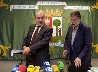 Pedro Solbes y Joaquín Estefanía, ayer en Miraflores.