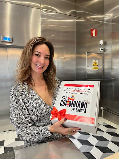 La colombiana Alba Lucía reyes recibiendo su caja para la Nochevieja, en una imagen cedida.