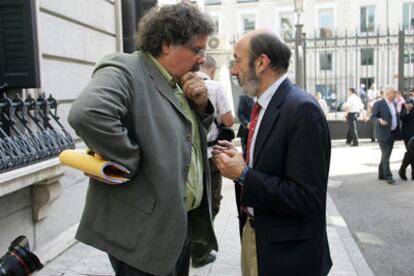 El diputado de ERC Joan Tardà (izquierda), con el portavoz del Grupo Socialista, Alfredo Pérez Rubalcaba.