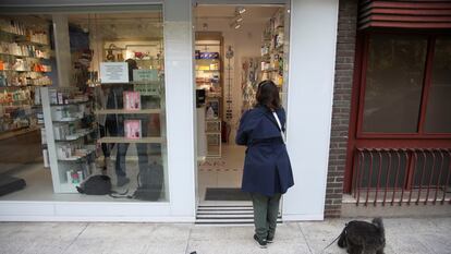 Una clienta aguarda a las puertas de una farmacia del centro de Madrid, este miércoles.