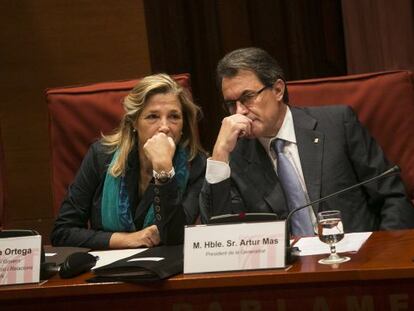 Joana Ortega y Artur Mas durante una sesión en el Parlamento catalán.