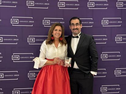 Clara Jiménez y José Suárez con el premio Tax Law Firm of the Year ITR.jpg