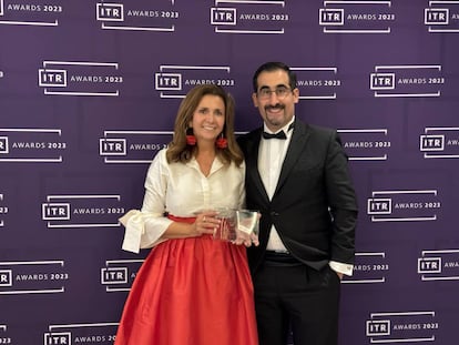 Clara Jiménez y José Suárez con el premio Tax Law Firm of the Year ITR.jpg