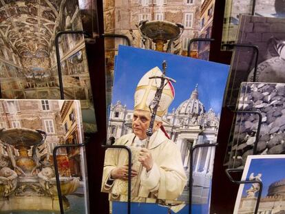 Postales en la plaza de San Pedro, en El Vaticano.