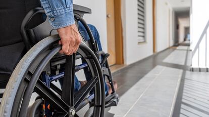 Un enfermo en una silla de ruedas.