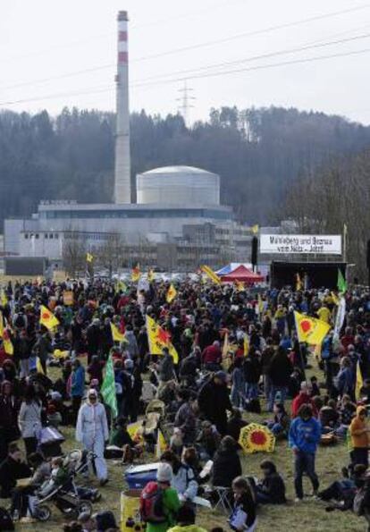 Suizos se concentran frente a la planta de Muehleberg, Suiza, tras manifestarse contra la energía nuclear. EFE/Archivo