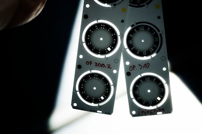 Parte del proceso del Sistem51, el primer movimiento mecánico (y único) cuya producción está totalmente automatizada.