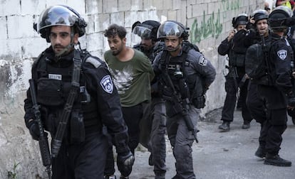 Soldados israelíes detienen a un palestino, a principios de julio en Issawiya.