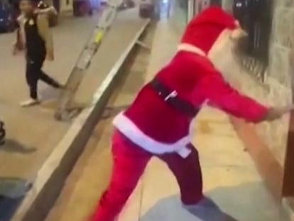 Vídeo | Un policía disfrazado de Papá Noel detiene a dos traficantes de drogas en Perú