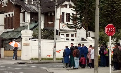 imagen de 2019, cuando un grupos religioso hace una vigilia frente a una clínica donde se practican abortos legales en Bogotá.