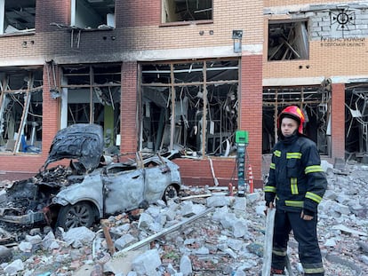 Un bombero, entre los escombros de un edificio destruido por un misil ruso, este miércoles en Odesa.