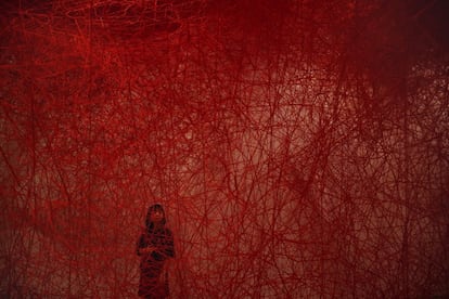 Una mujer observa la instalación de arte de Chiharu Shiota titulada 'Viaje incierto' en el Museo de Arte Mori en Tokio. 