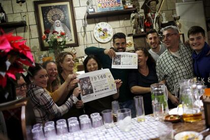 Un grupo de personas celebra en Villanueva de la Concepcion (Málaga) el Gordo de la Lotería en el último sorteo extraordinario de Navidad