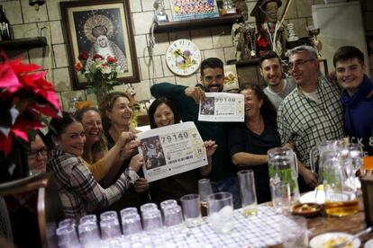 Un grupo de personas celebra en Villanueva de la Concepcion (M&aacute;laga) el Gordo de la Loter&iacute;a en el &uacute;ltimo sorteo extraordinario de Navidad