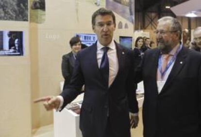 El presidente de la Xunta, Alberto Núñez Feijóo, junto al alcalde de Lugo, José López Orozco (d), durante su visita hoy al pabellón de Galicia, en la inauguración oficial de Fitur.