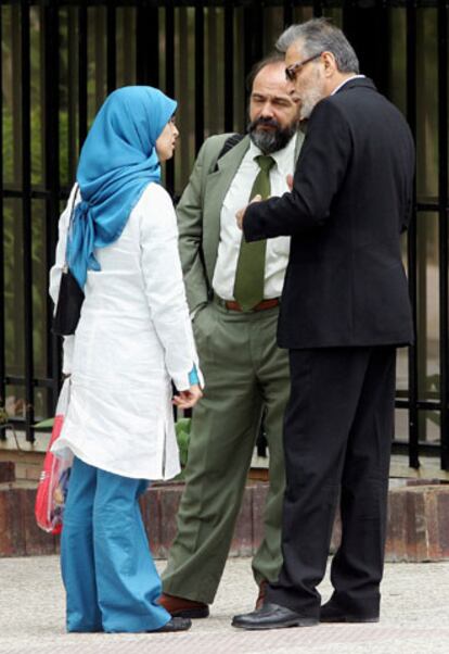 Taysir Alony (a la derecha) conversa con su esposa y su abogado.