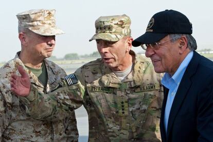 De izquierda a derecha, Allen, Petraeus y Panetta en Kabul en julio de 2011.