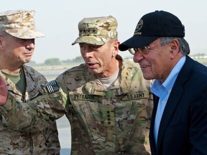 De izquierda a derecha, Allen, Petraeus y Panetta en Kabul en julio de 2011.