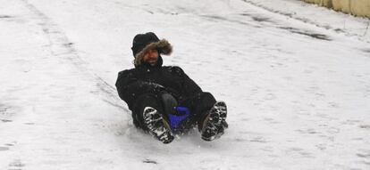 Jugando en la nieve, esta ma&ntilde;ana en Manzanares el Real.