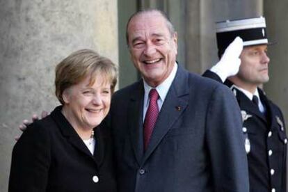 Jacques Chirac recibe a Angela Merkel a su llegada al palacio del Elíseo ayer en París.