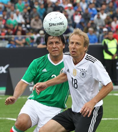Claudio Suárez, exjugador de los Pumas de la UNAM y seleccionado en Francia 1998, vigila el balón frente a Jurgen Klinsmann, uno de los máximos goleadores de la escuadra alemana. 