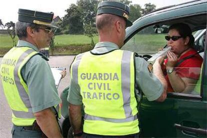 Dos guardias civiles realizan un control de alcoholemia, el pasado sábado, en Cantabria.