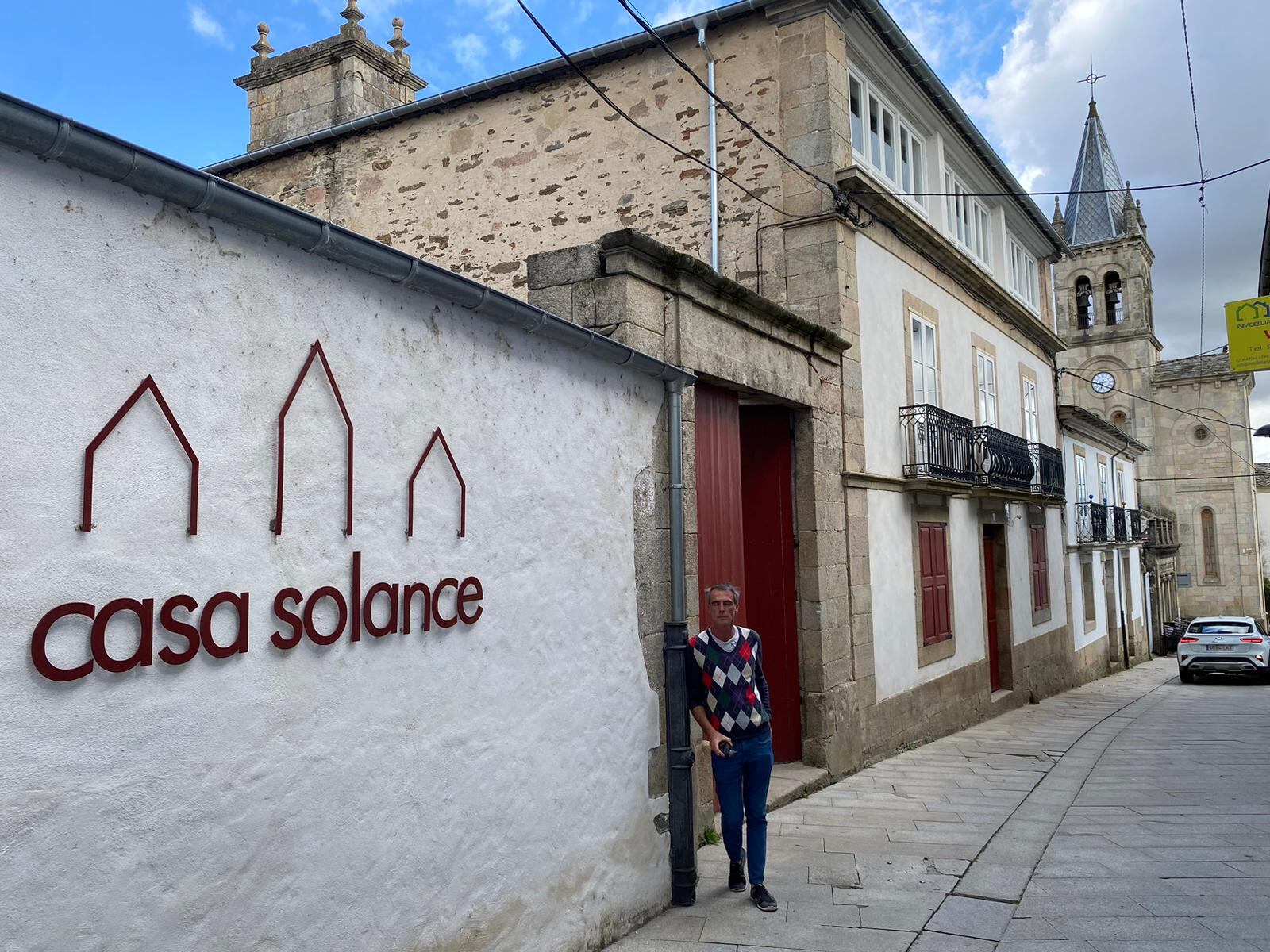 Ricardo Escobar frente a Casa Solance, en la Rúa Maior de la localidad de Sarria (Lugo).