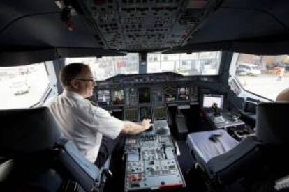 Un piloto en la cabina de un avión de pasajeros. EFE/Archivo
