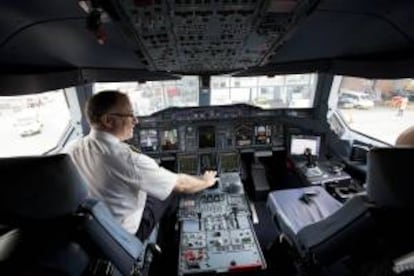 Un piloto en la cabina de un avión de pasajeros. EFE/Archivo