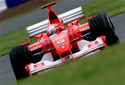 Michael Schumacher, a bordo de su Ferrari en el circuito de Silverstone.
