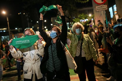 Tres integrantes del movimiento Causa Justa celebran la despenalización del aborto hasta la semana 24, en Bogotá.