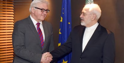 El ministro de Exteriores alemán, Frank-Walter Steinmeier, saluda a su homólogo iraní, Mohammad Javad Zarif, en Múnich.